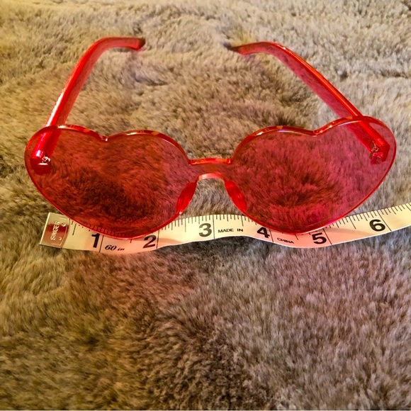 Pink Heart shaped sunglasses - Picture 3 of 6